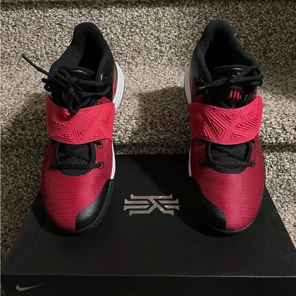 Kyrie fly trap 3 (brand new) - Picture 1 of 9